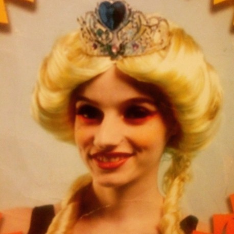 Peluca blanca época con tiara,y tirabuzones